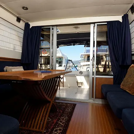 Blue Ii Yacht Botel 4*