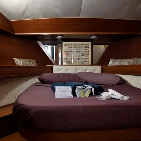 Blue Ii Yacht Botel 4*